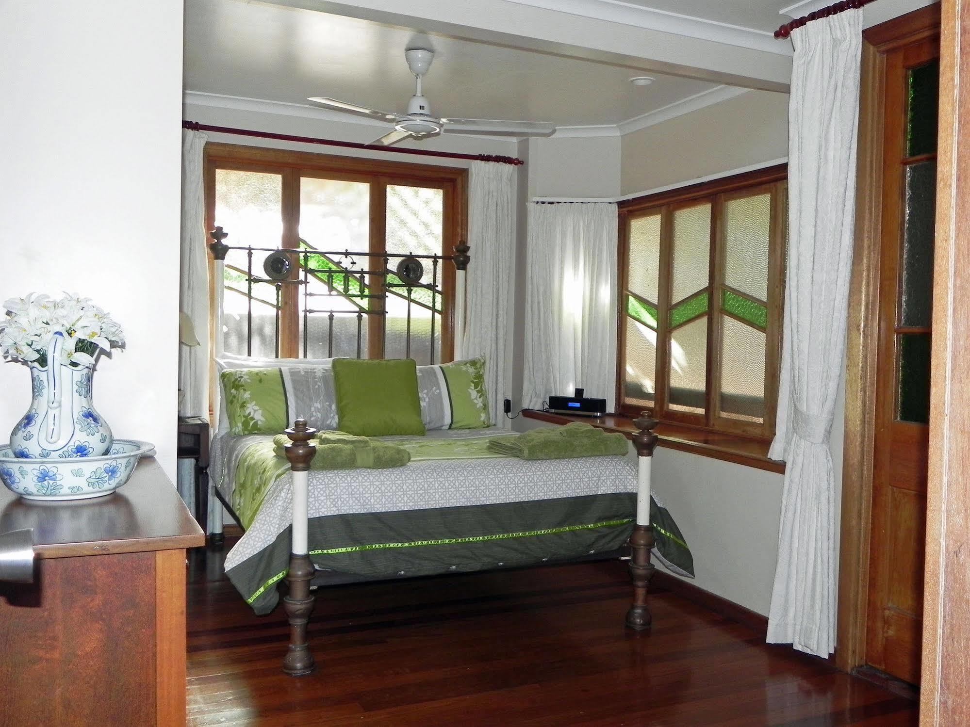 Airlie Waterfront Bed & Breakfast Airlie Beach Exterior photo