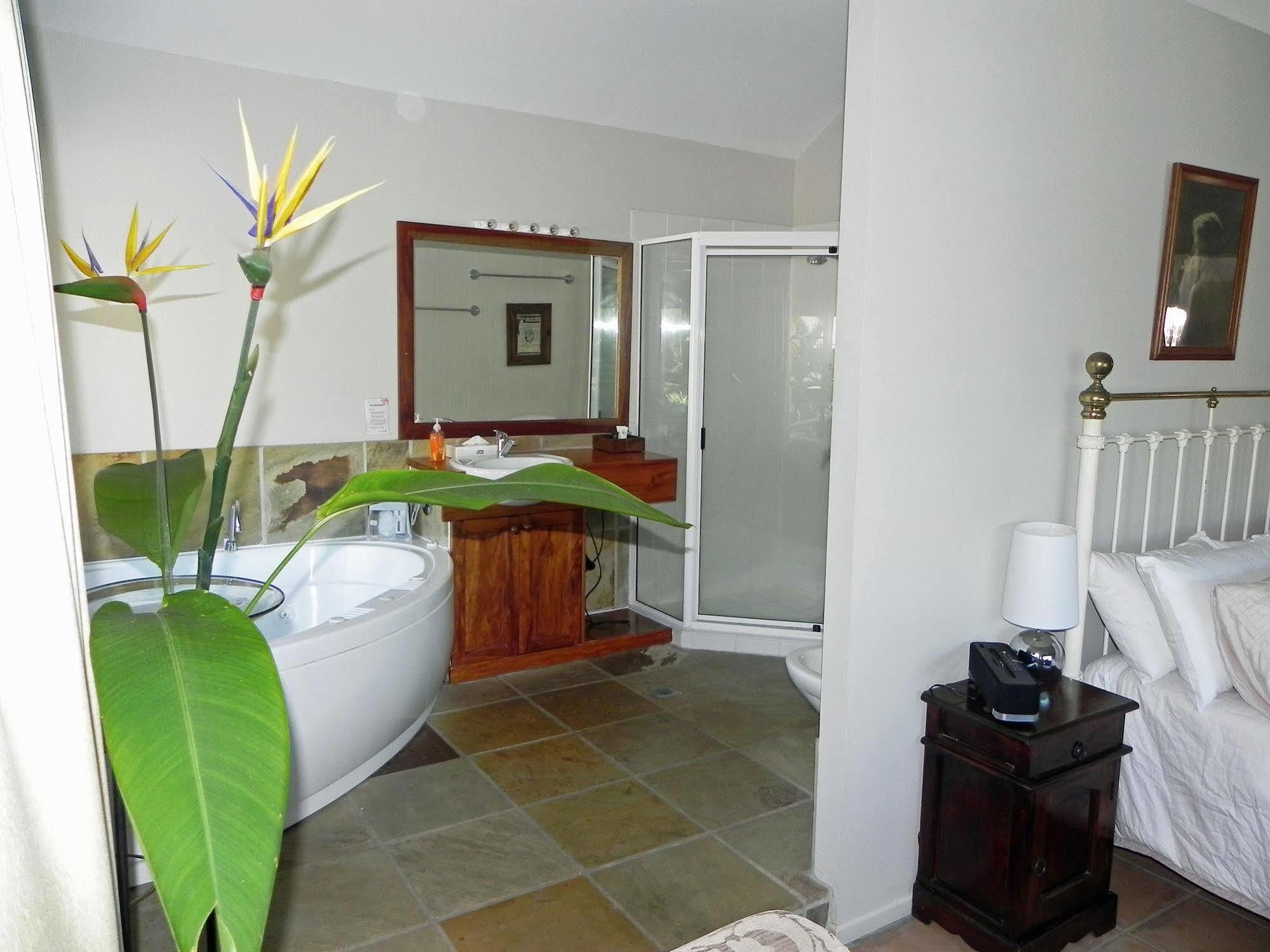 Airlie Waterfront Bed & Breakfast Airlie Beach Exterior photo